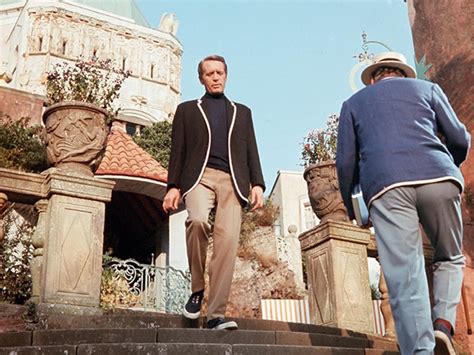 ¿Conoces The Prisoner? Un thriller psicológico fascinante con una interpretación magistral de Patrick McGoohan.